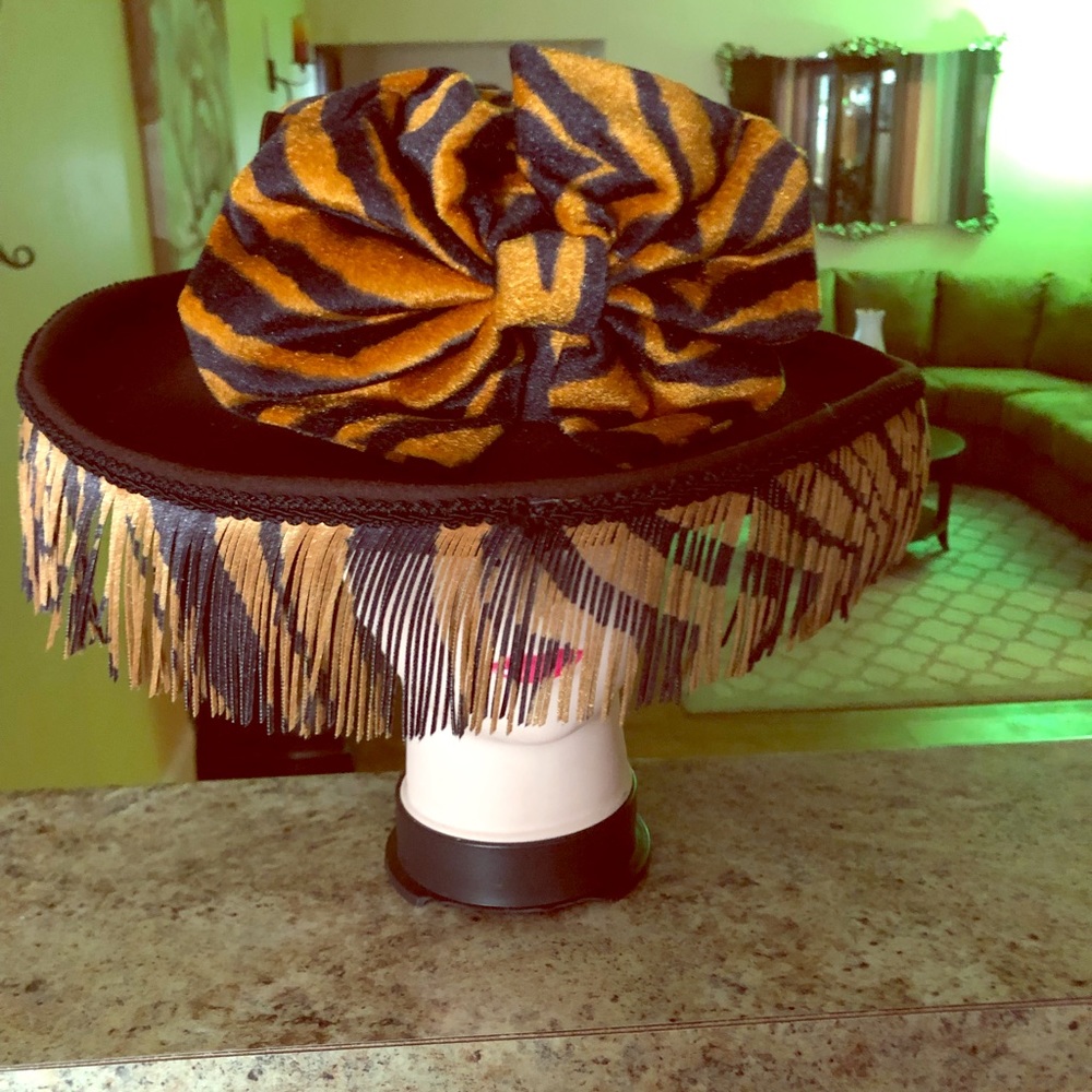 Women brown had with leopard design